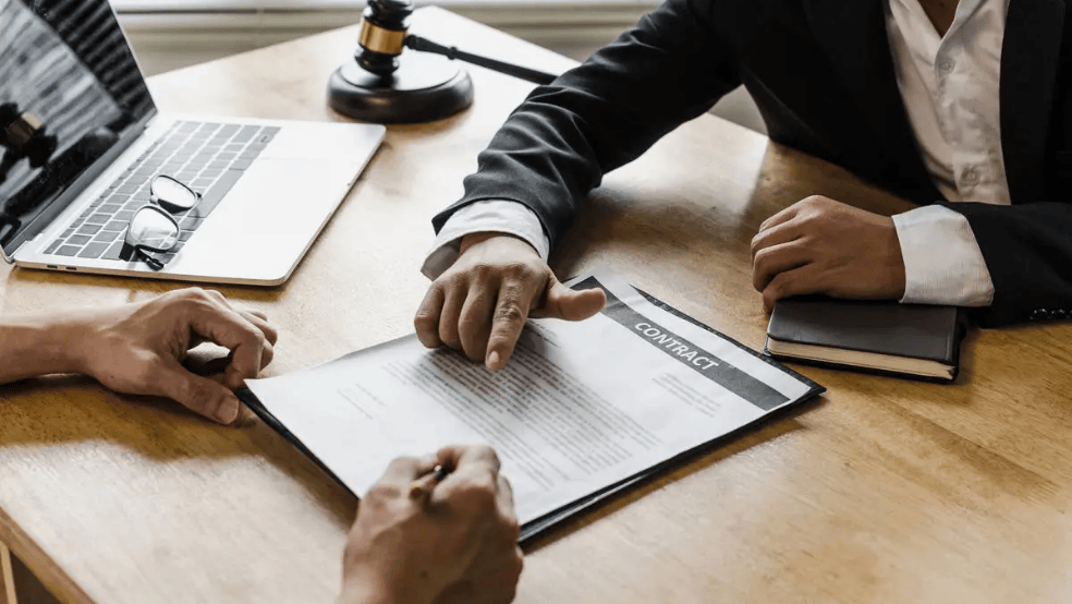 Apoio em Contratos e Cláusulas